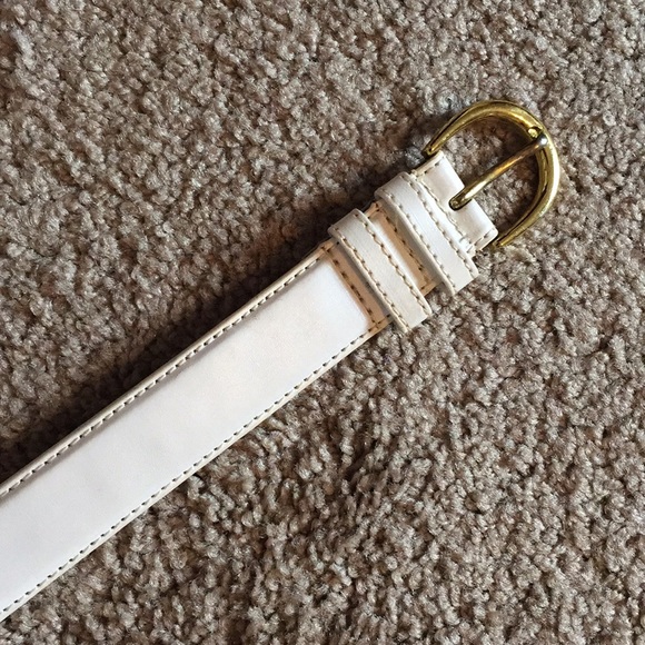 White faux leather belt with golden buckle - Picture 5 of 9